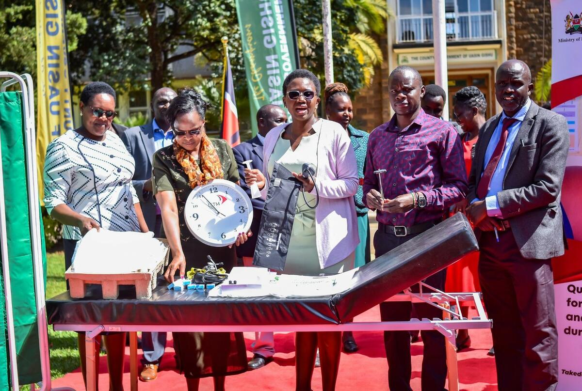  County Executive Committee Member for Health Uasin Gishu County (Centre) receives medical equipment as witnessed by LSTM-staff and other members of Uasin Gishu County team CHMT/credit: LSTM
