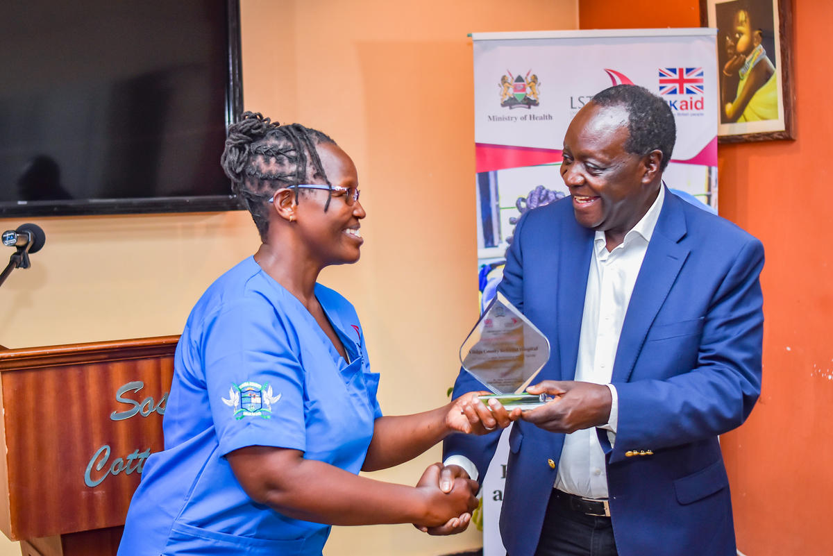 Figure 2 Vihiga county Governor, H.E. Ottichilo hands over ‘best facility’ award to Nurse Manager, Vihiga County Hospital