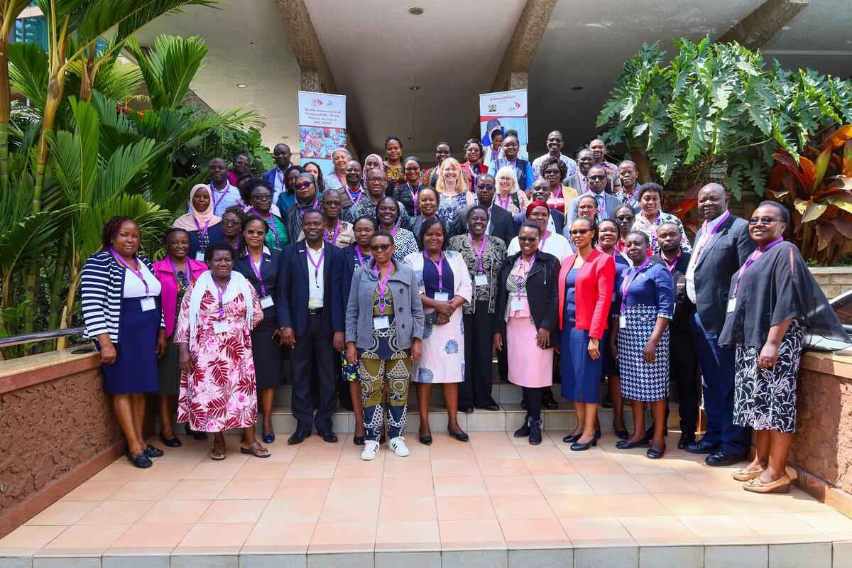 Groupphoto in front of Sarova Hotel, Nairobi/credit: LSTM