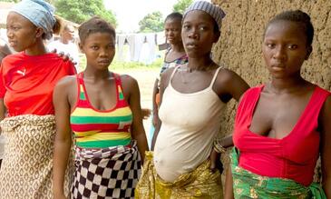 © WHO Women waiting for pregnancy check-ups in Kamosondo, Port Loko district of Sierra Leone