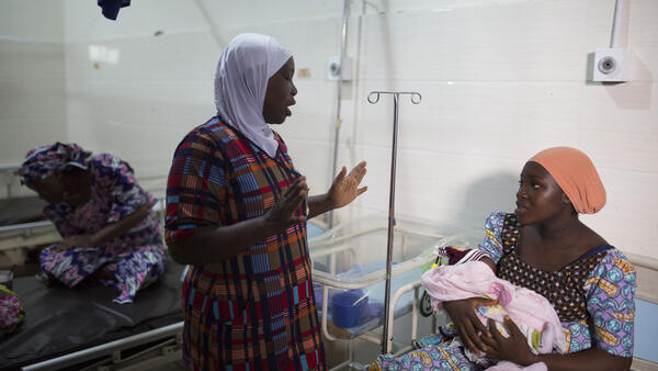 Registered nurse and midwife counseling mothers in Nigeria © Dominic Chavez/The Global Financing Facility