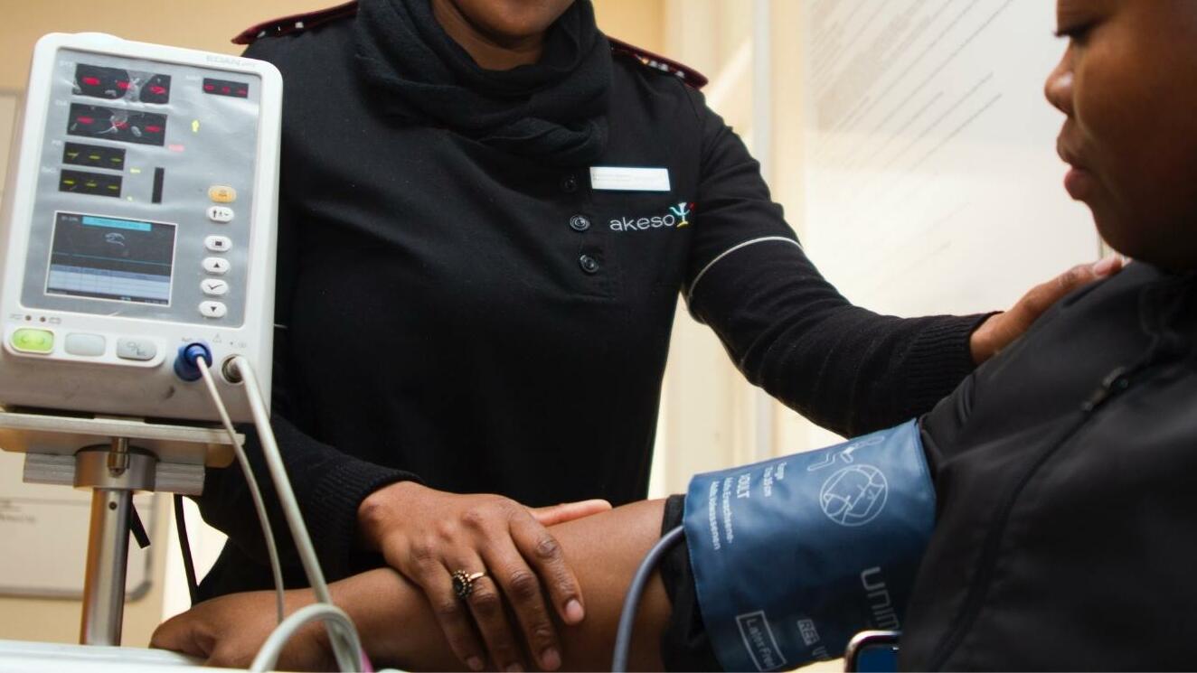 Photo: Hush Naidoo Jade Photography / Unsplash - A woman getting her blood pressure tested