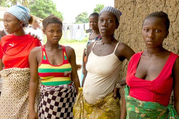 © WHO Women waiting for pregnancy check-ups in Kamosondo, Port Loko district of Sierra Leone