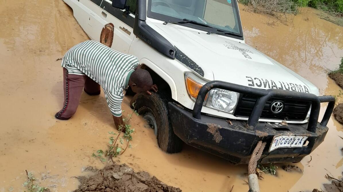 Community efforts to rescue Garissa County Ambulance stranded on a flooded passage between Ijara Sub-county Hospital and Garissa County Referral Hospital/credit: Matthew Ongoro, Nurse Midwife in Garissa