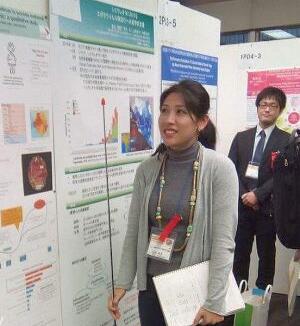 Rie Takahashi discussing her poster with delegates