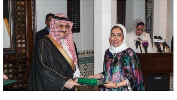 Ashwaq Alnazawi receives hger award from His Highness Prince Mohammed Bin Nawaf